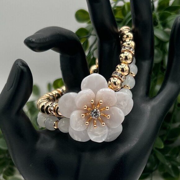 Lilly Pulitzer Jewelry - Lilly Pulitzer Gold Tone Ivory Sculptured Flower Stretch Bracelet w/Rhin…